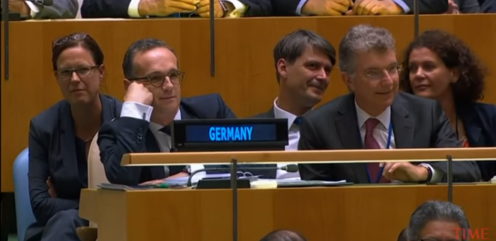  Делегация Германии во главе с министром иностранных дел Хайко Маасом со смехом выслушивает выступление на Генассамблее ООН президента США Дональда Трампа, 2018 год. Фото: скрин видео You Tube