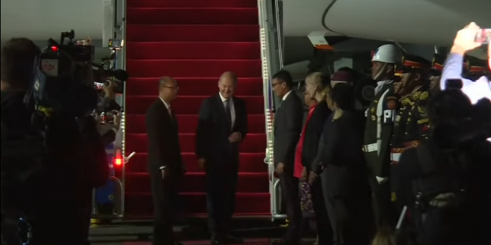  Прибытие германского канцлера Олафа Шольца на саммит G20, проходивший на индонезийском острове Бали. Фото: скрин видео You Tube 