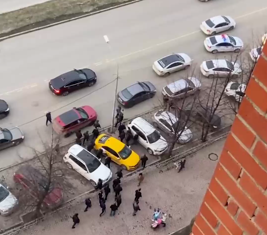 Полиция уводит задержанного в машину. Фото: скрин видео Е1.RU в Telegram 
