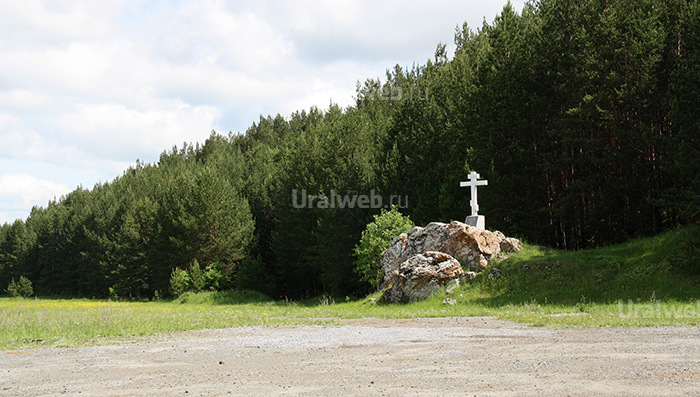 Крест на въезде в село Мироново