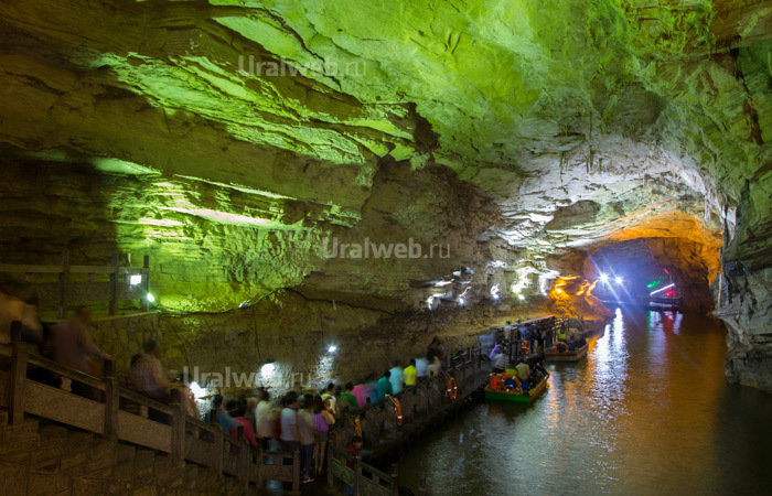 Подземная река в пещере Хуанлун