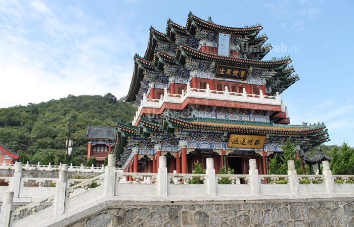 Храм в национальном парке Тяньменьшань