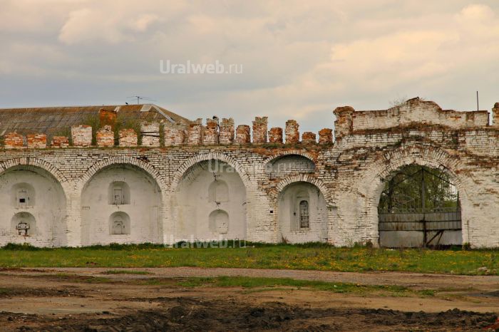 Монастырские стены с остатками зубцов