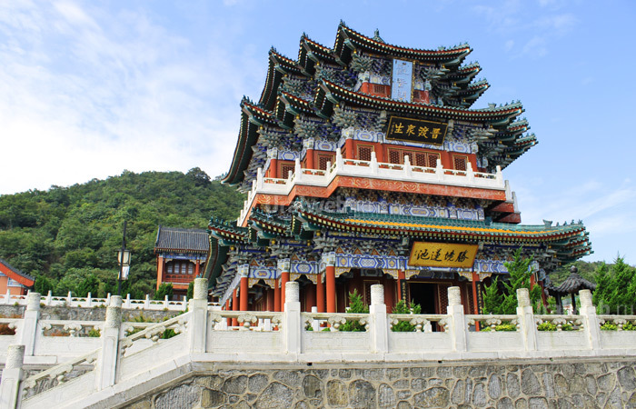Храм в национальном парке Тяньмень