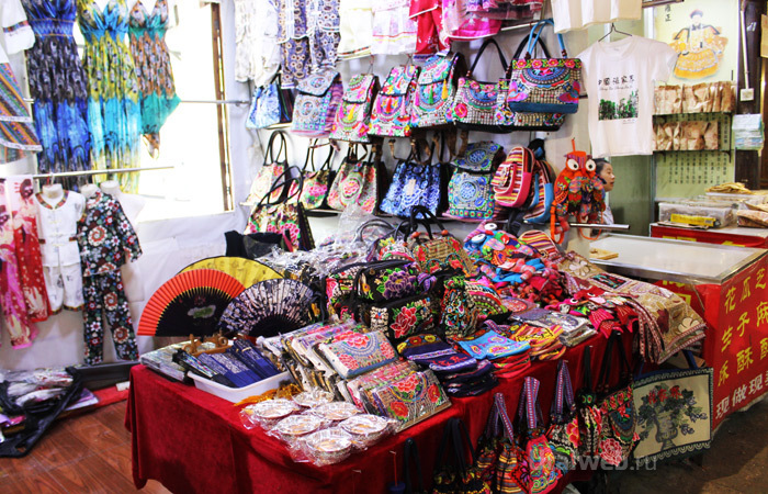 У уличных торговцев текстильные кошельки, сумки, рюкзаки от 5 до 50 юаней