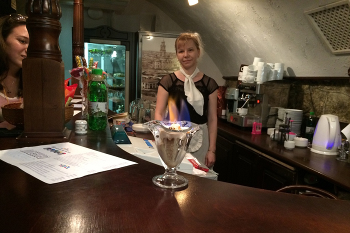 Сотрудница музейной кофейни в образе советской буфетчицы делает фирменное мороженое