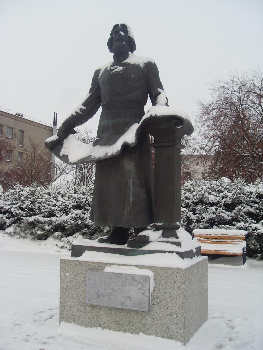 Тобольск памятник. Суриков памятник Тобольск. Памятник Чехову в Тобольске. Памятник Сурикову в Тобольске. Чулков Тобольск памятник.