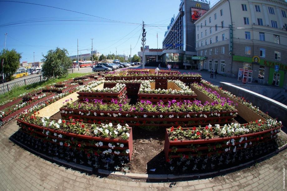 Клумба екб. Цветники Екатеринбург. Клумбы Екатеринбурга. Клумбы города Екатеринбурга. Цветники и клумбы Екатеринбург.