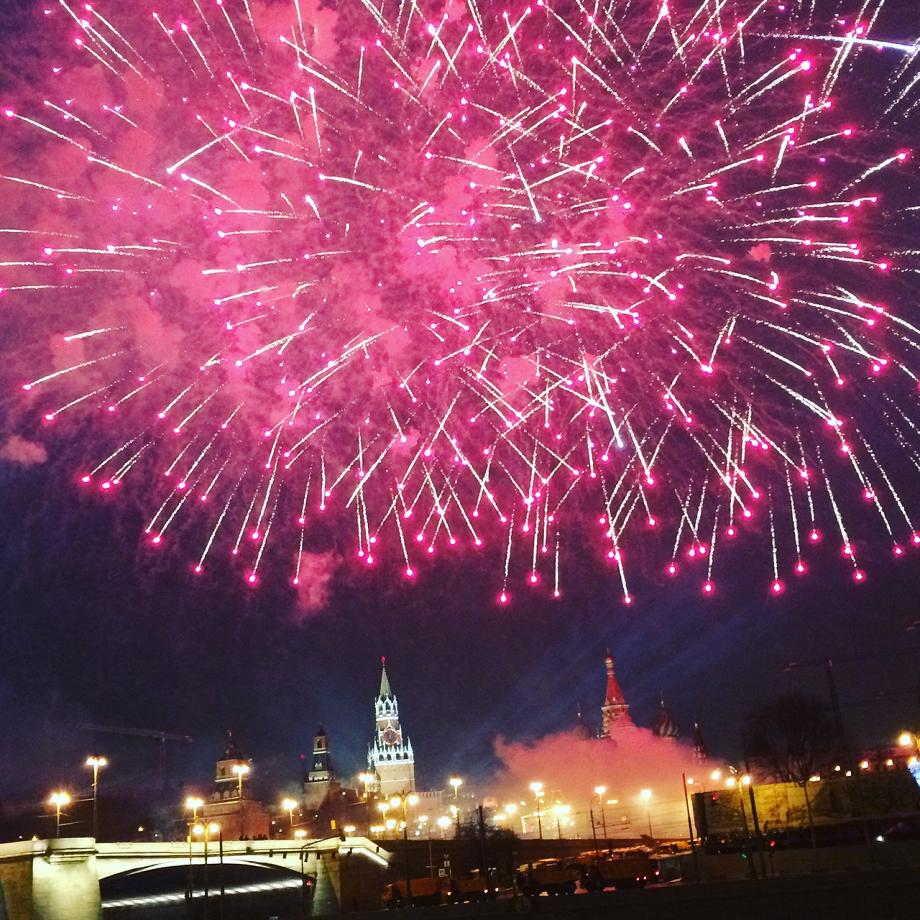 Москва будет ли салют на новый год. Новогодний салют в Екатеринбурге. Новый год салют. Новогодний салют в Москве. Салют Москва новый год.