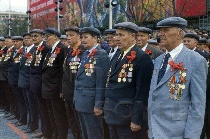 ветераны и георгиевская лента.jpg