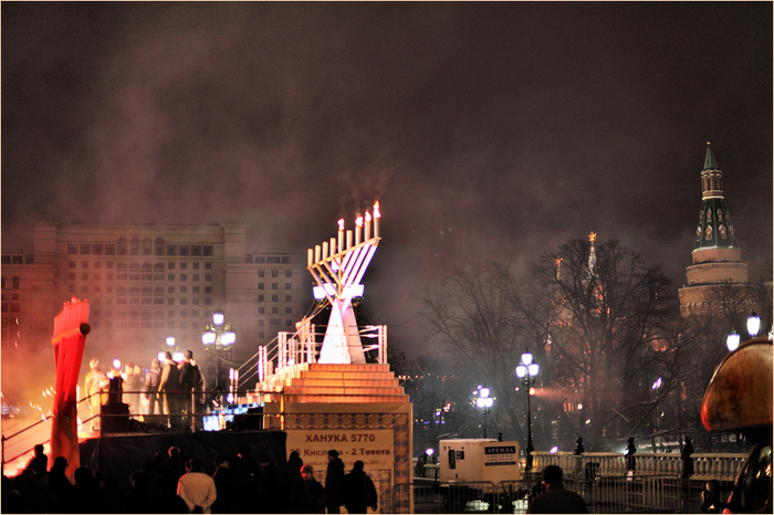ежегодное празднование ханУки жыдами у стен Кремля