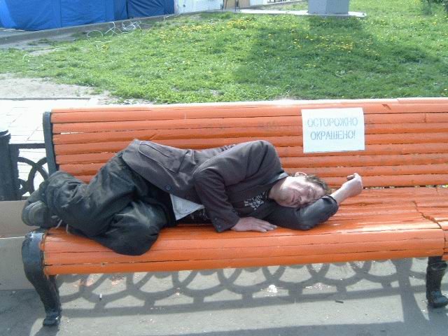 Спящий пьяница. Смешные люди на скамейке.