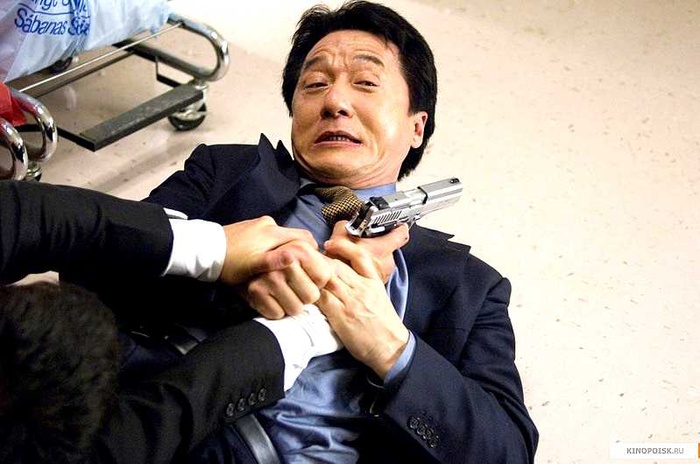 джеки чан и пистолет.jpg