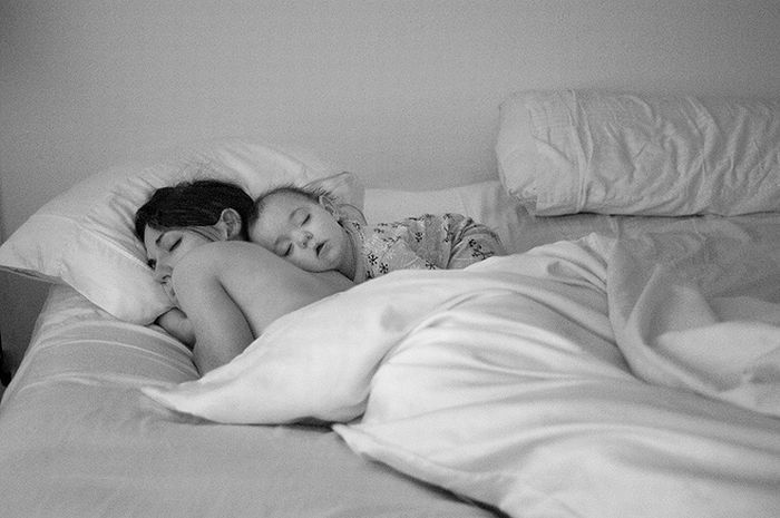 Ласкает спящую сестру. Мальчики спят вместе. Мальчишки спят в обнимку. Мальчик и девочка спят вместе.