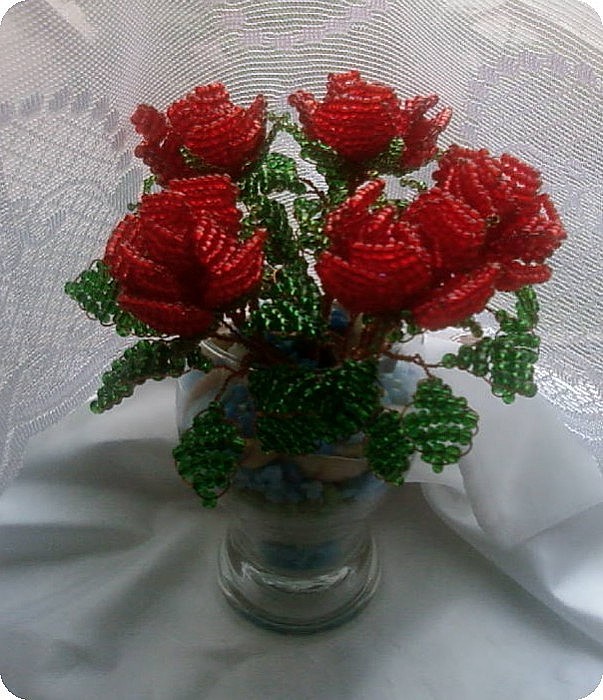 Розы из бисера в вазе фото