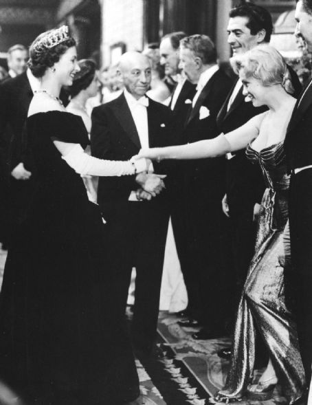 Мэрилин Монро знакомится с королевой Елизаветой Второй в Лондоне, 1956 год.