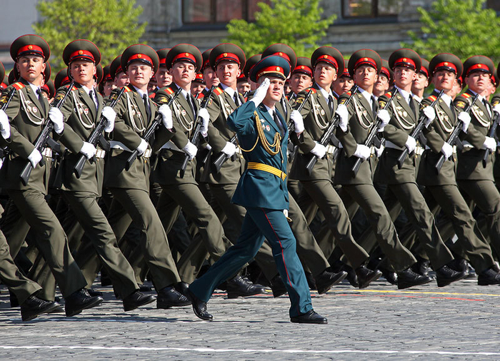 Картинка марширует строй солдат