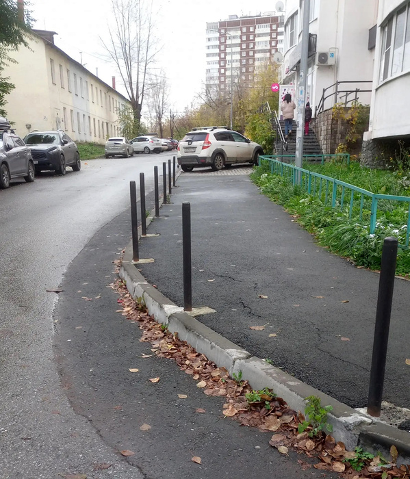 Авто на тротуаре (1).jpg
