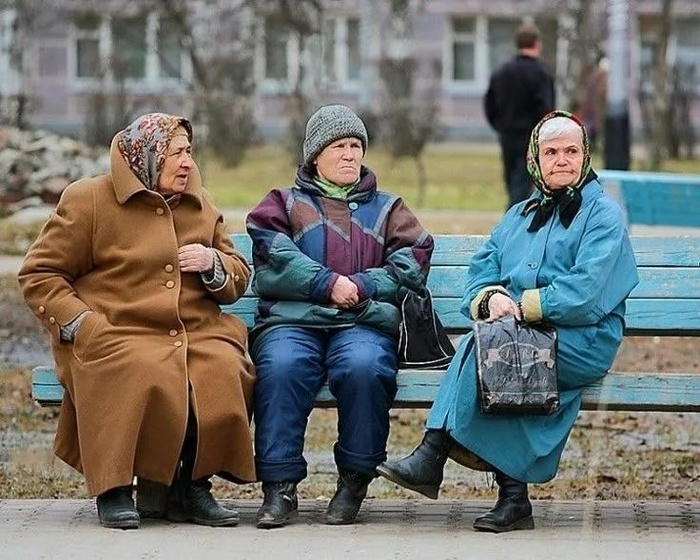 бабки у подъезда1.jpg