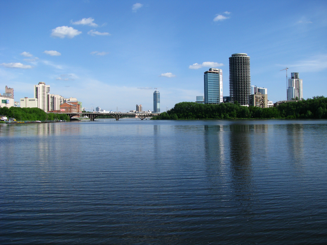 Климат города екатеринбург. Река Исеть Екатеринбург. Городской пруд Екатеринбург. Мост на городском пруду в Екатеринбурге. Река Екатеринбург Сити.