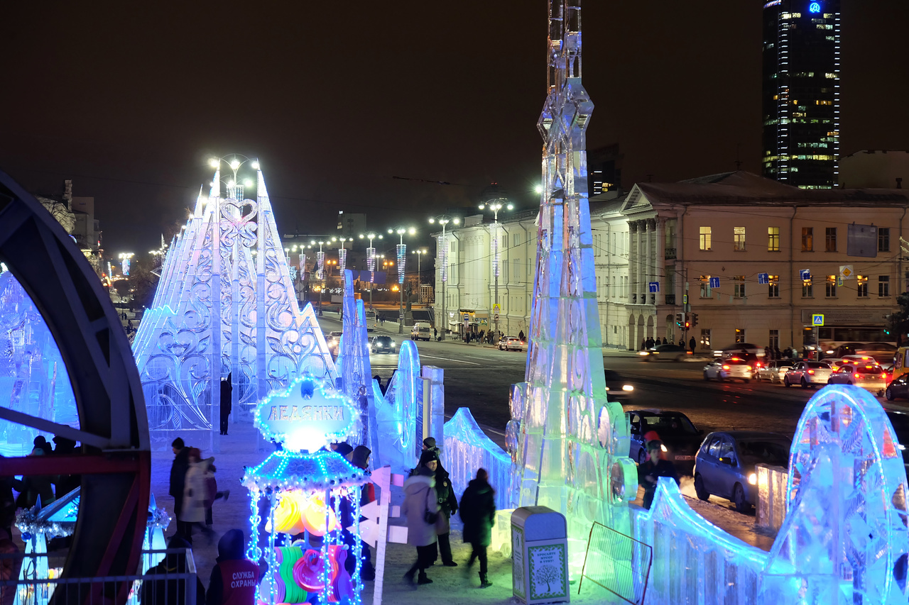 Ледовый городок екатеринбург. Ледовый городок Екатеринбург 2019-2020. Ледовый городок Екатеринбург 2020. Ледяной городок в Екатеринбурге 2019. Ледовый городок Екатеринбург 2019.