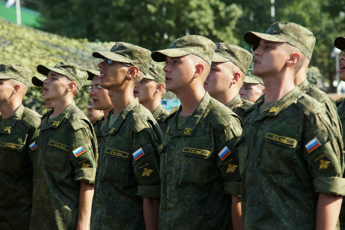 В Екатеринбурге солдат-контрактник ранил ножом офицера