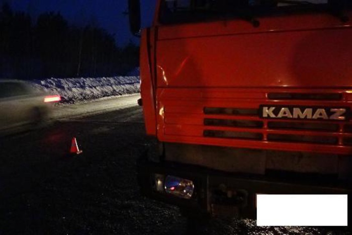 На автодороге Екатеринбург-Тюмень под колесами «КАМАЗа» погиб пешеход
