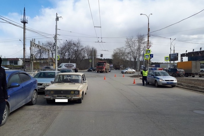 На перекрестке с неработающим светофором в Екатеринбурге сбили ребенка