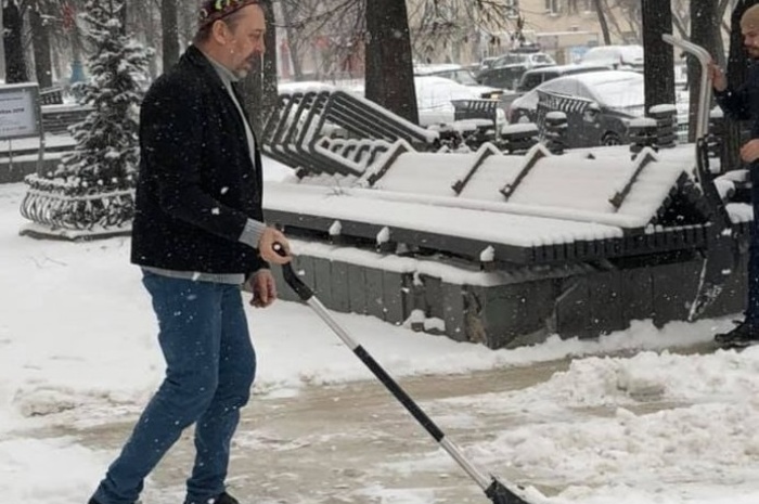 На борьбу со снегом в Екатеринбурге вышел Николай Коляда