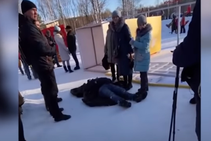 В Екатеринбурге в ЦПКиО во время масленичных гуляний на мужчину рухнула металлическая арка