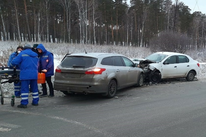 На ЕКАД водитель иномарки устроил лобовое столкновение