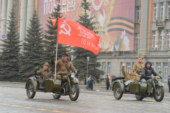 Парад войск Екатеринбургского гарнизона прошел на площади 1905 года