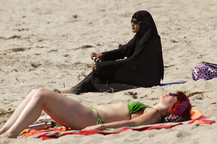 На египетские пляжи не пускают женщин в хиджабах