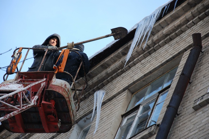 В Москве мужчину придавило глыбой льда с крыши