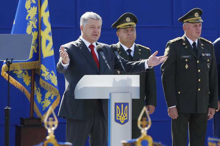Порошенко открыл военный парад словами из гимна украинских националистов