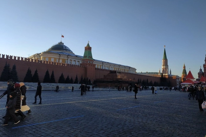 В Москве КПРФ во главе с Зюгановым возложили цветы к могиле Сталина