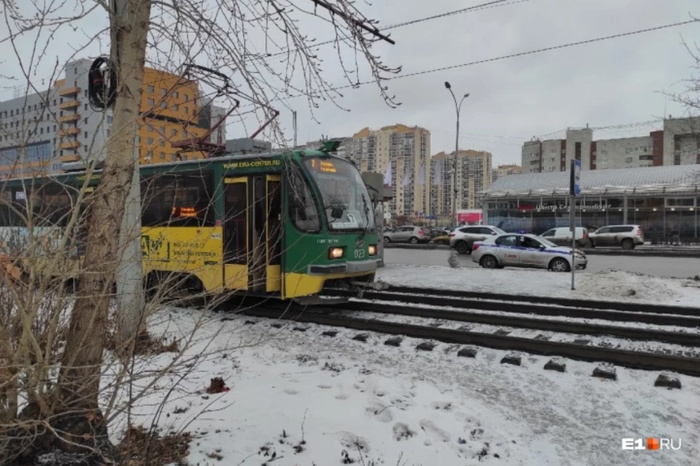 В Екатеринбурге два человека попали под трамвай