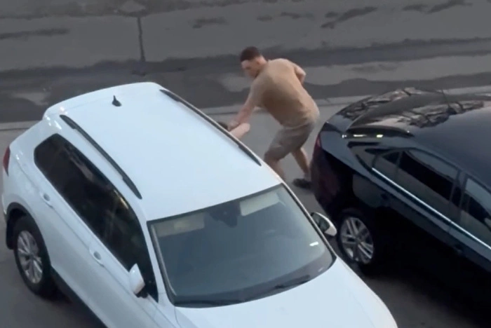 В Академическом на парковке пассажир избил таксиста