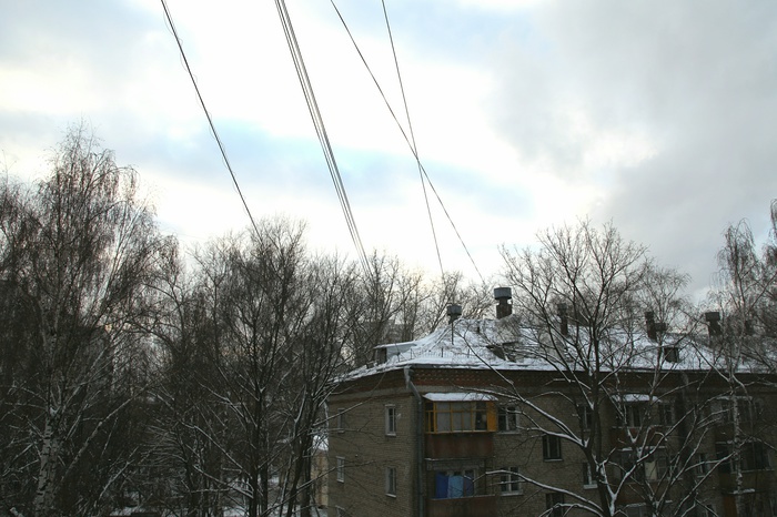 В Екатеринбурге при уборке снега с крыши погиб рабочий