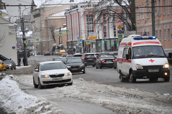 В Екатеринбурге водитель скорой снял ролик, чтобы достучаться до автомобилистов