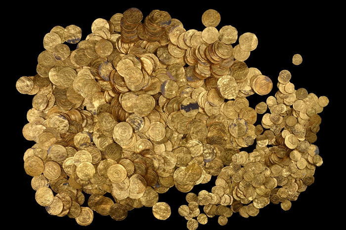 В сломанном пианино нашли десятки старинных золотых монет