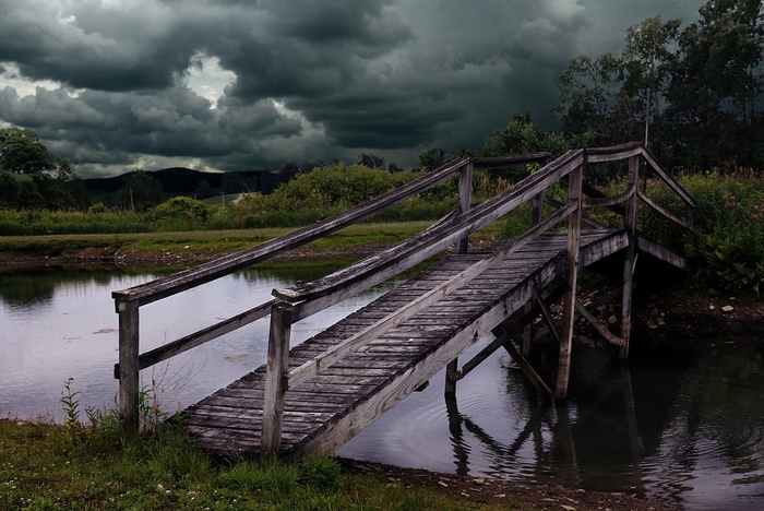 В посёлке в Свердловской области батюшка молится за разрушенный мост