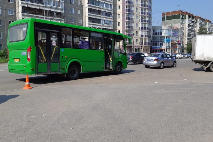 Жительница Екатеринбурга сломала лодыжку во время поездки на городском автобусе