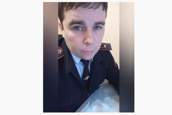 Сотрудника полиции, выступившего в поддержку Навального, уволили из МВД по отрицательным мотивам