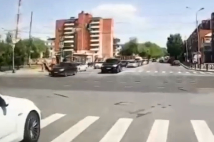 В Екатеринбурге парень на самокате попал под колеса машины