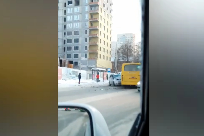В Екатеринбурге произошло серьёзное ДТП с участием пассажирского автобуса