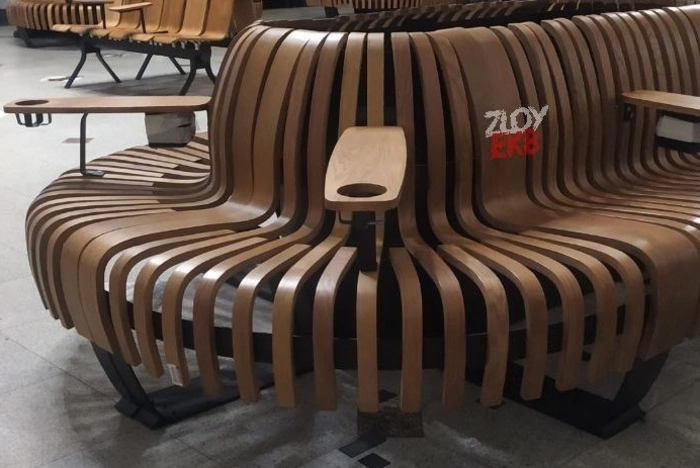 В зале ожидания железнодорожного вокзала в Екатеринбурге появились «анатомические» скамейки