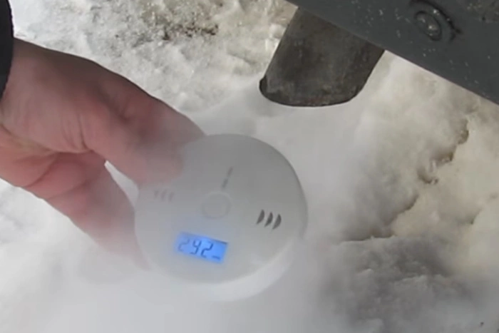 В машине на парковке в Екатеринбурге нашли тела девушки и мужчины