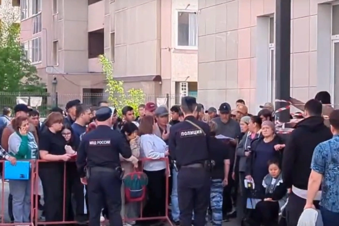 Всех выставили на улицу: у скандального центра для мигрантов в Екатеринбурге собралась толпа