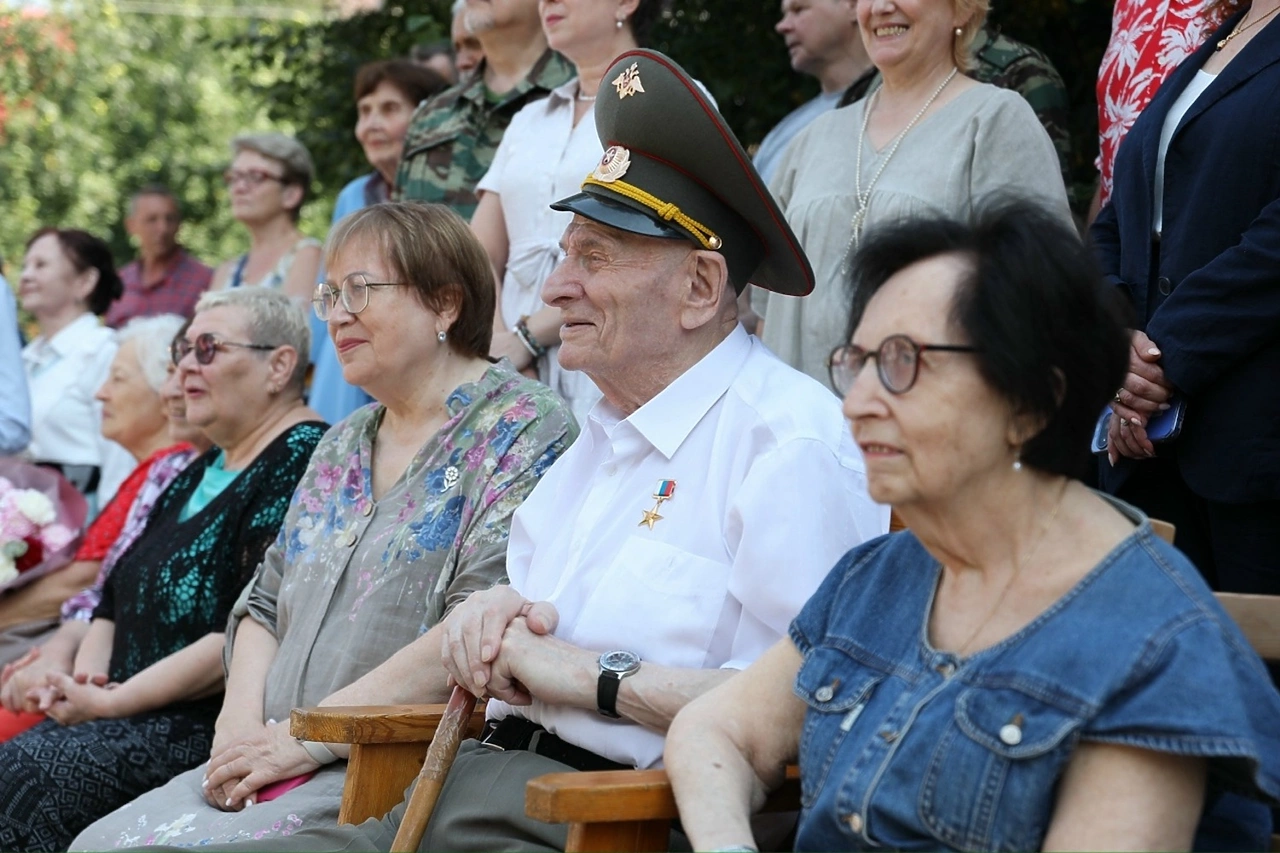 Парад ЦВО в честь 90-летия врача Семена Спектора состоялся на Широкой Речке в Екатеринбурге